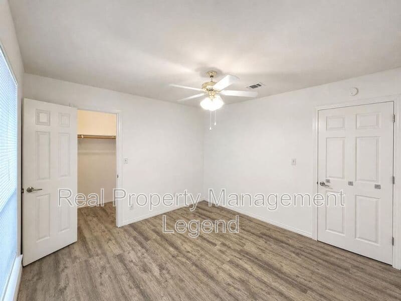 Benbrook House: 70 Legend Road