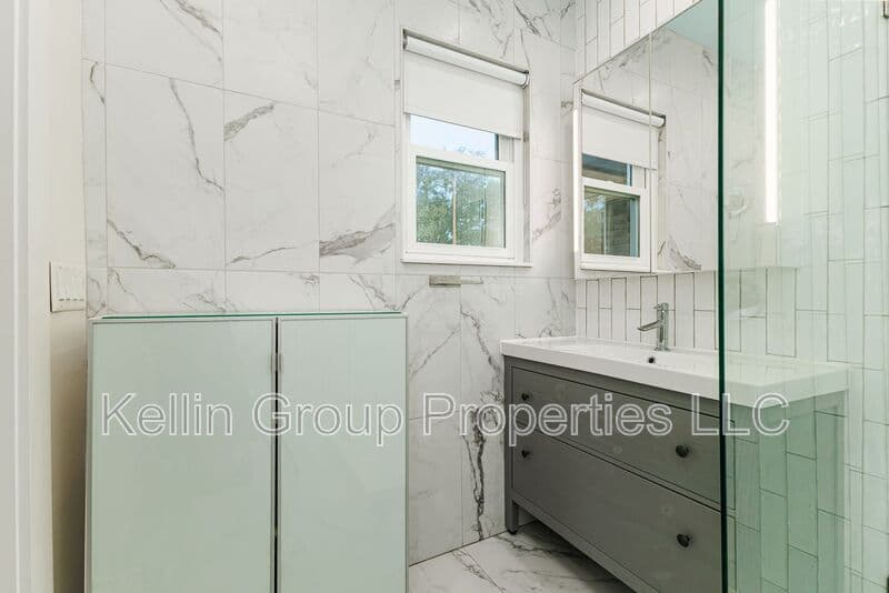 Lakeland House: 1203 Easton Dr