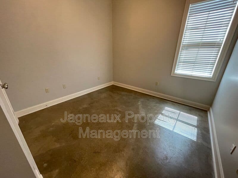 Lafayette House: 107 Hargrave Dr