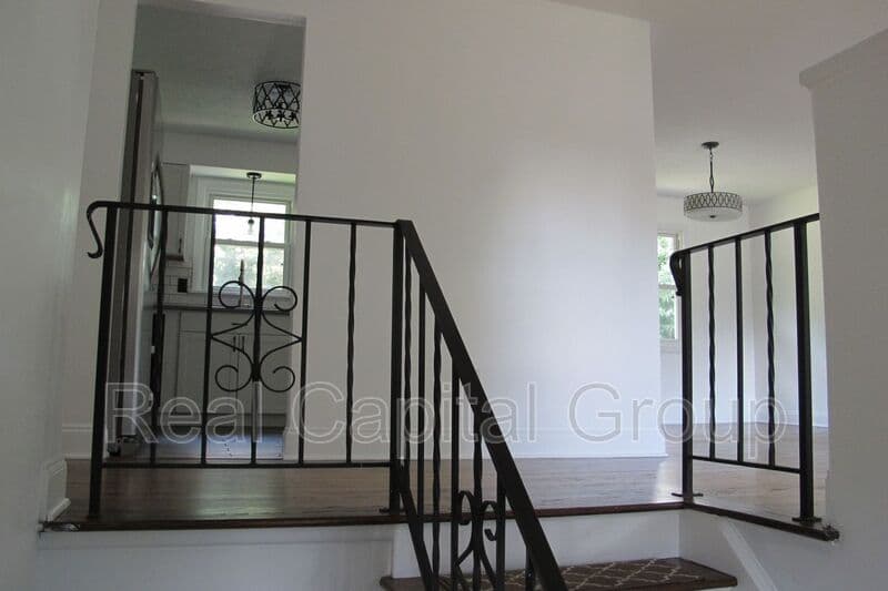 Albany House: 18 Ethel Dr