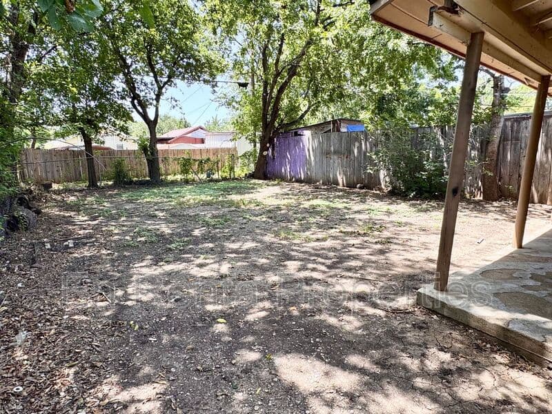 Fort Worth House: 525 Hammond St.