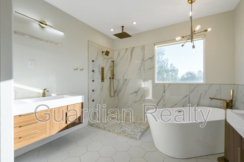 Henderson House: 2485 Sturrock Dr