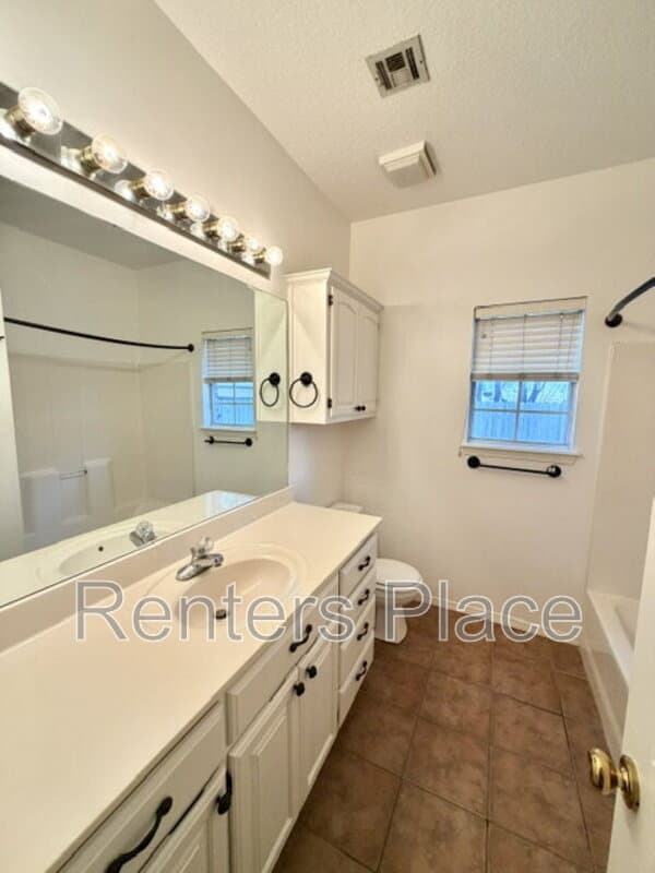 Broken Arrow House: 204 North Magnolia Court