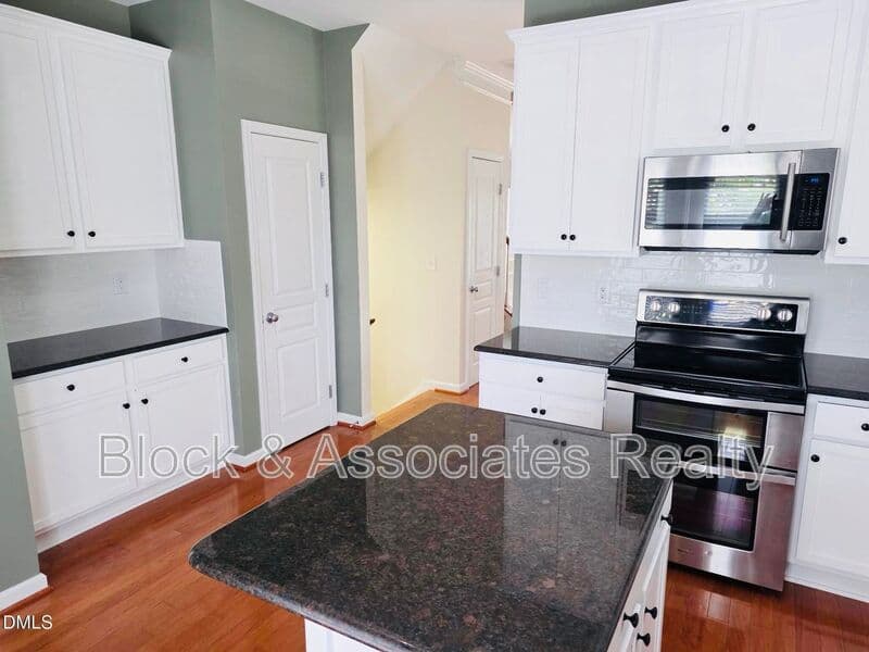 Cary Townhome: 124 Braeside Ct