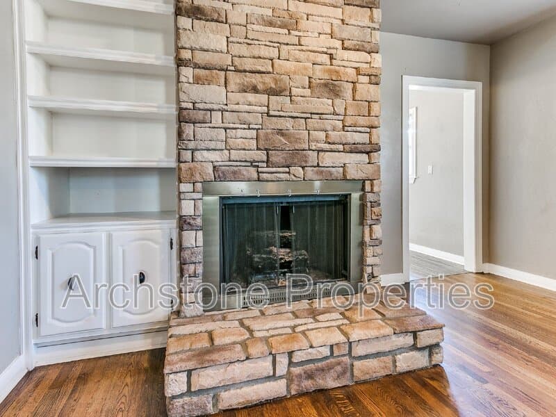 Edmond House: 202 E 3rd St
