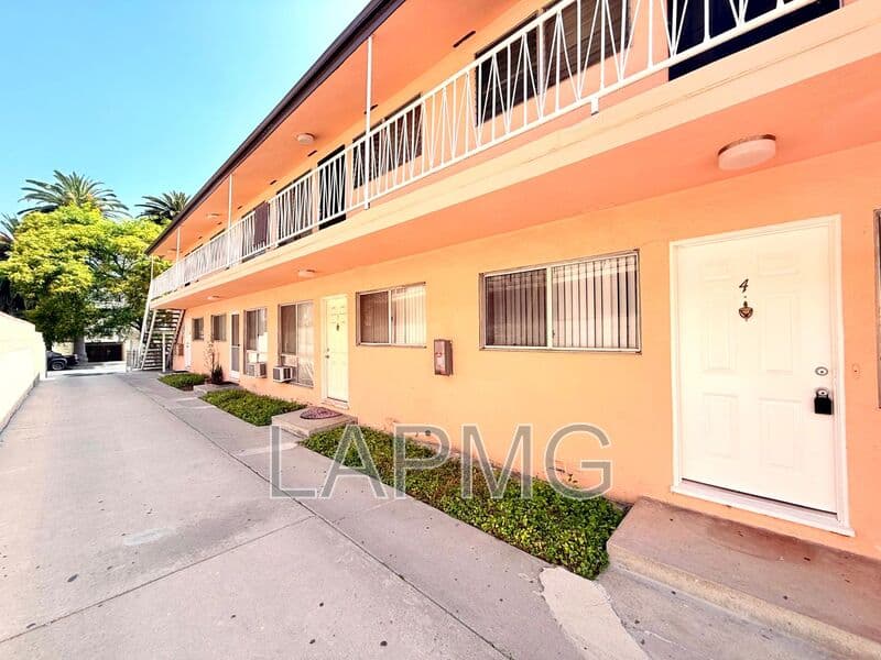 Los Angeles House: 4948 Rosewood Avenue
