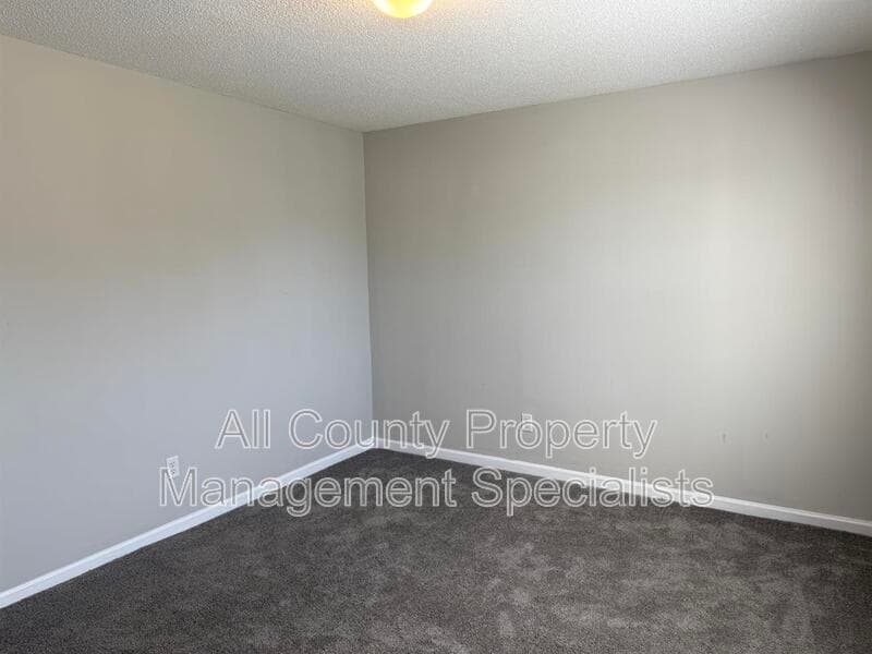 Columbia House: 5 Sterling Ridge Ct