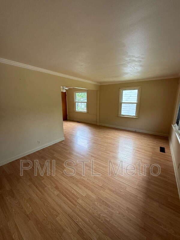 St. Louis House: 1246 Darr Dr