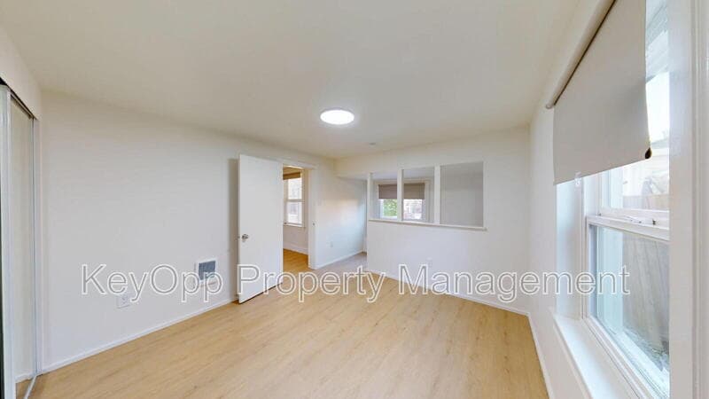 Redwood City Condo: 150 Nottingham Avenue