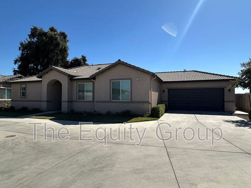 Visalia House: 3208 North Rova Ct