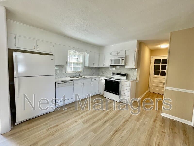 Fayetteville House: 5967 Lake Trail Dr