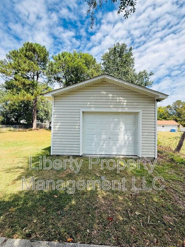 Fayetteville House: 1002 Ryder Court