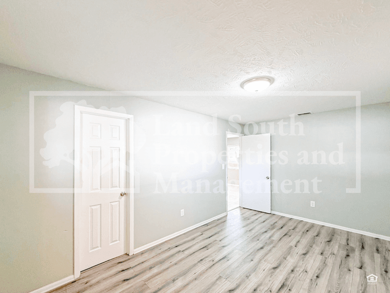 Lakeland House: 3519 Colleen Drive