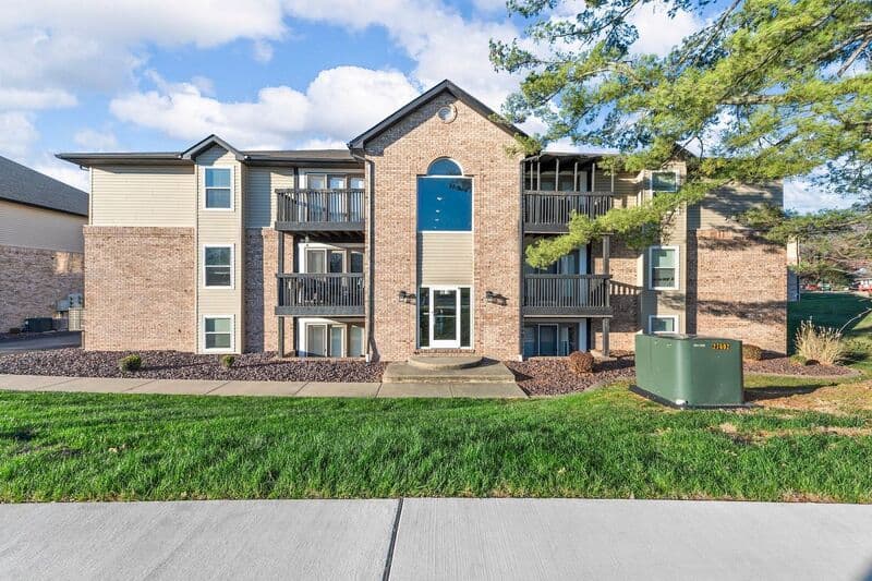 Edwardsville Condo: 1040 University Dr