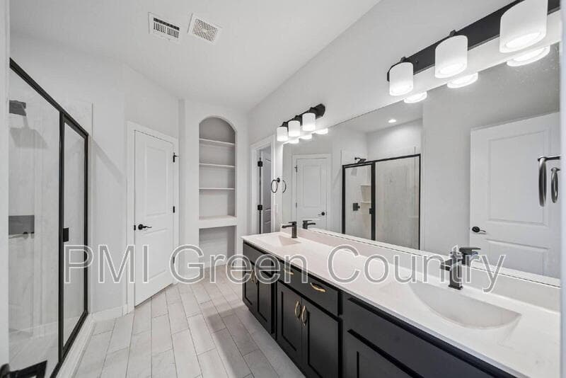 Collinsville House: 11806 N 131st E Ave