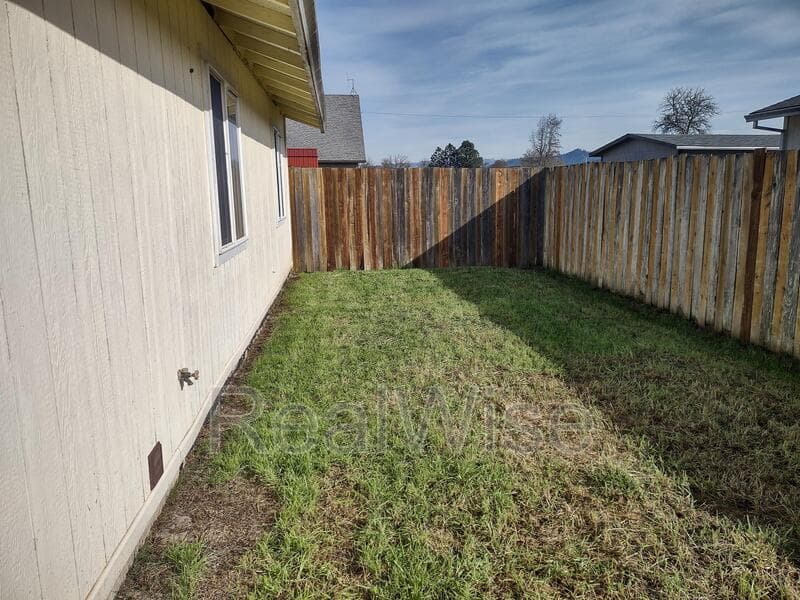 Sutherlin Condo: 120 Sunny Ln