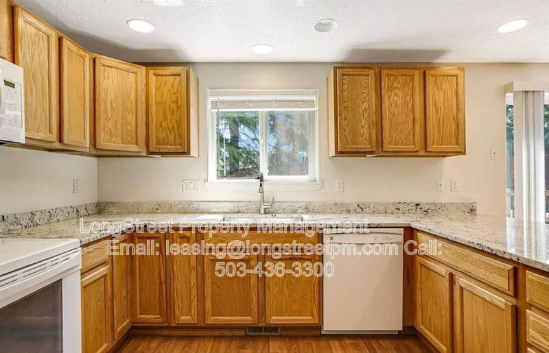 Adair Village House: 332 NE Carmen Pl