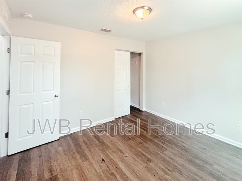 Jacksonville House: 4016 Spring Glen Rd