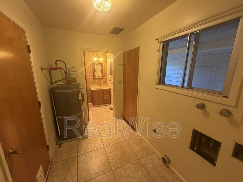 Grants Pass House: 7665 Rogue River Hwy