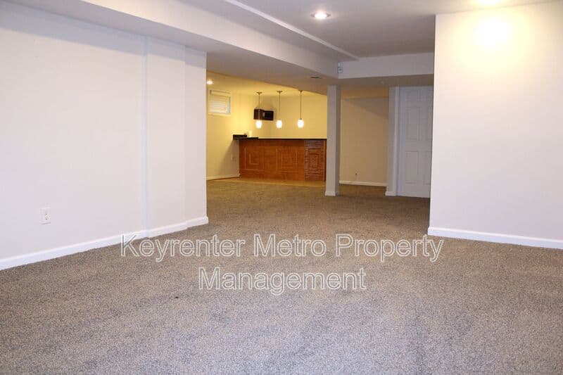Clinton House: 5245 West Boniwood Turn
