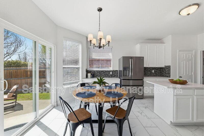 Fort Worth House: 4943 Sunset Ridge Drive