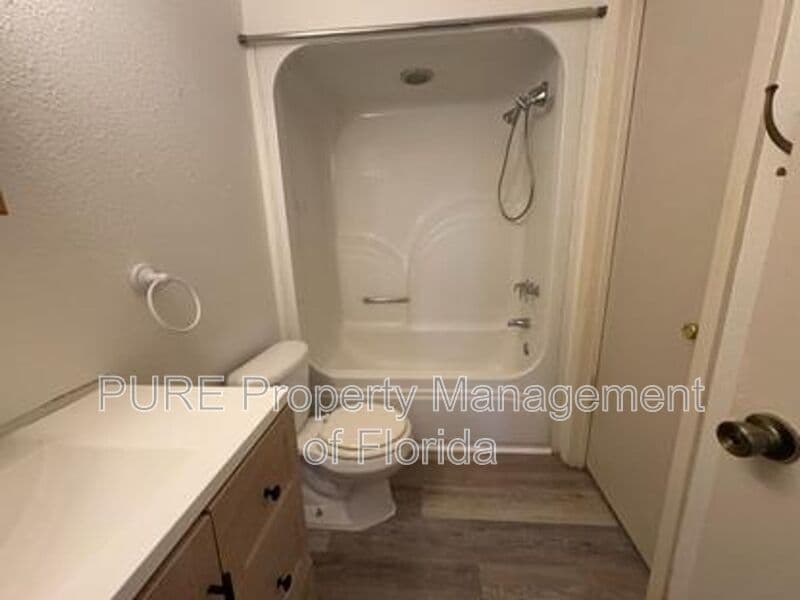 Ocala House: 595 NW 100th St
