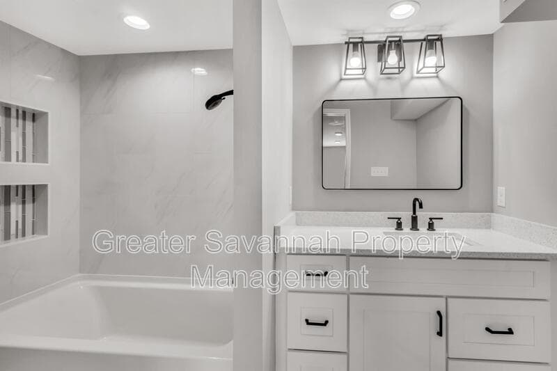 Savannah House: 916 East 35th Street