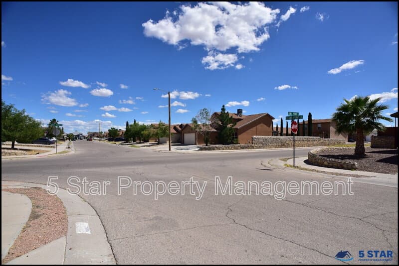 El Paso House: 14325 Island Point Drive