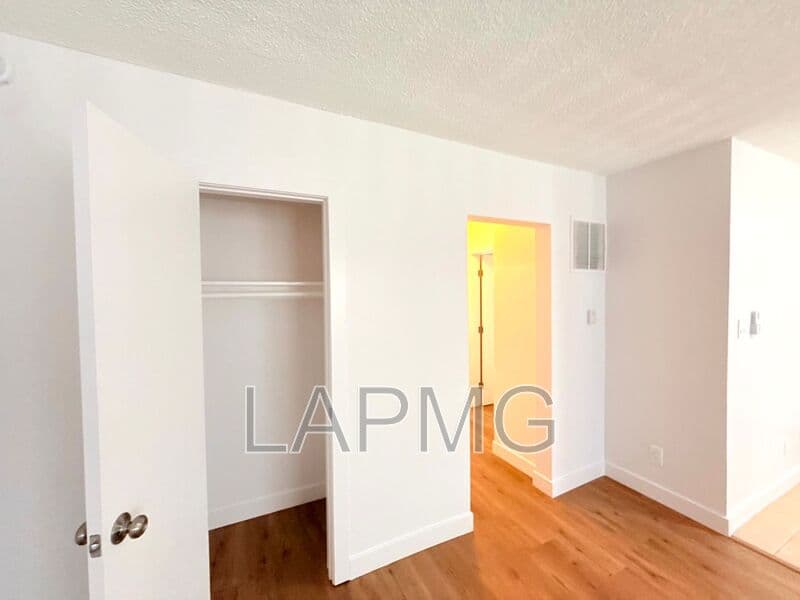 Inglewood House: 853 W Beach Avenue