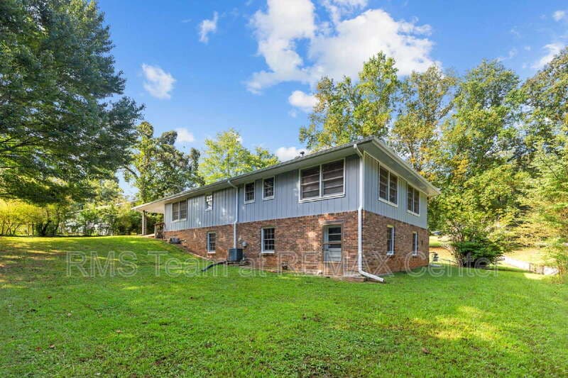 Snellville House: 1834 Dogwood Ct