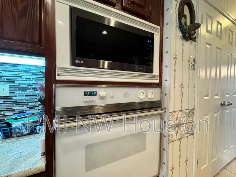 Houston House: 9303 Bent Spur Ln