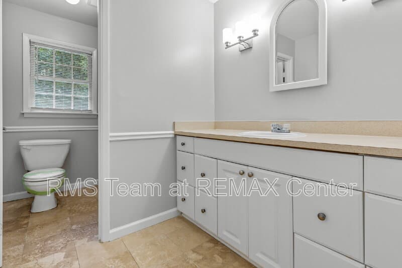Snellville House: 1834 Dogwood Ct