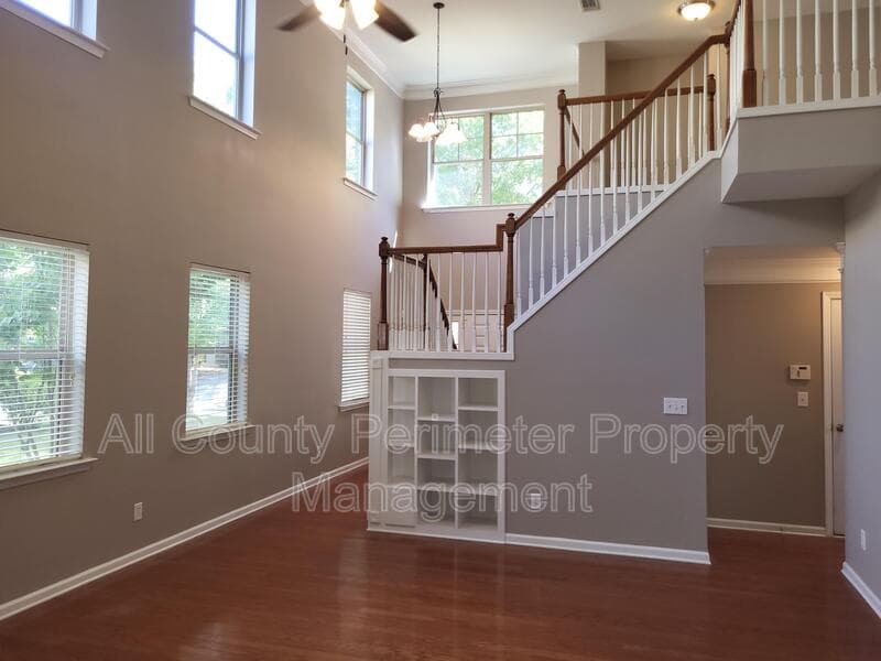 Acworth House: 915 Silver Lake Dr