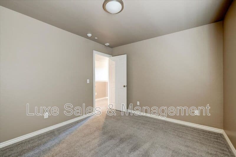 Moore House: 799 SW 14th St