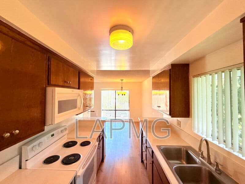 Los Angeles House: 1275 Barry Avenue