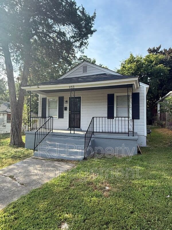 Memphis House: 253 Silverage Ave