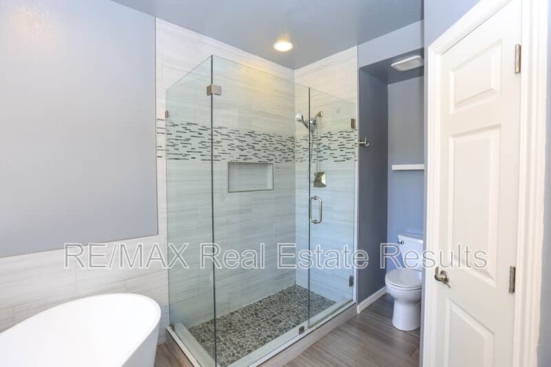 Rogers House: 5300 S 44th Pl