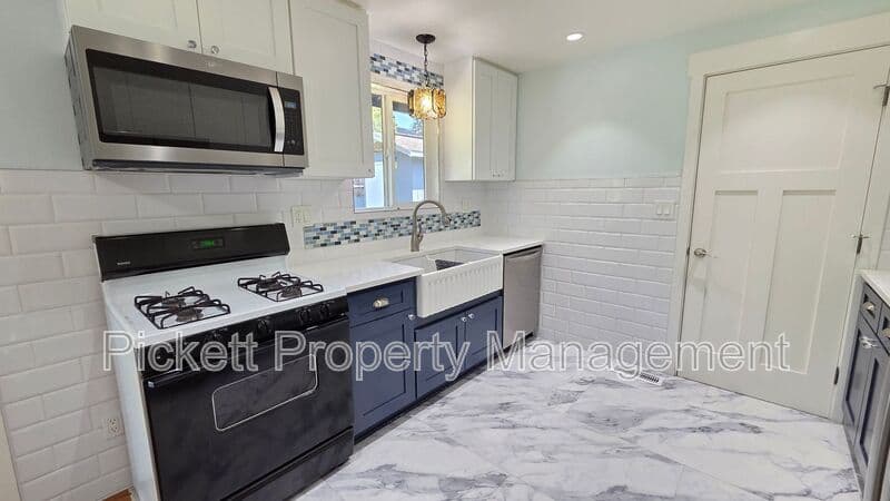 Port Orchard House: 2977 Hoover Ave SE