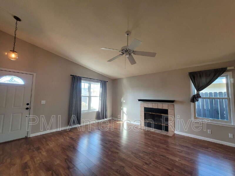 Sacramento House: 8715 Rooster Way
