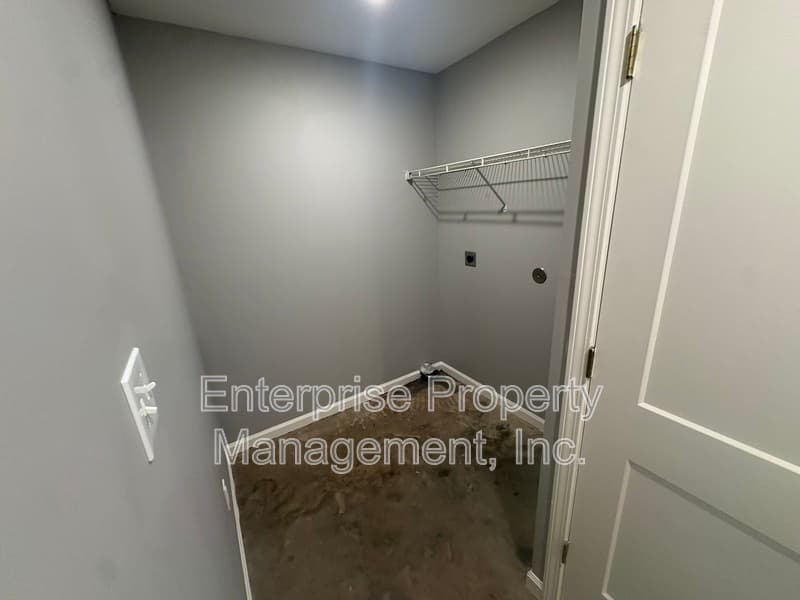 Memphis House: 3187 E Shirley Circle