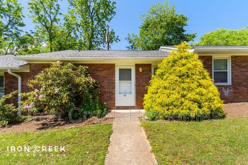 Black Mountain House: 250 Avena Rd