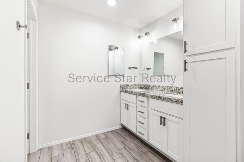 Chandler House: 1113 W Oakland St