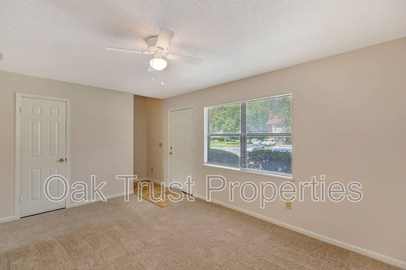 Summerville Townhome: 593 Travelers Blvd