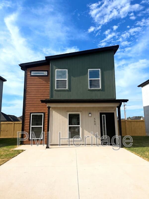 Centerton House: 550 Discovery Ave