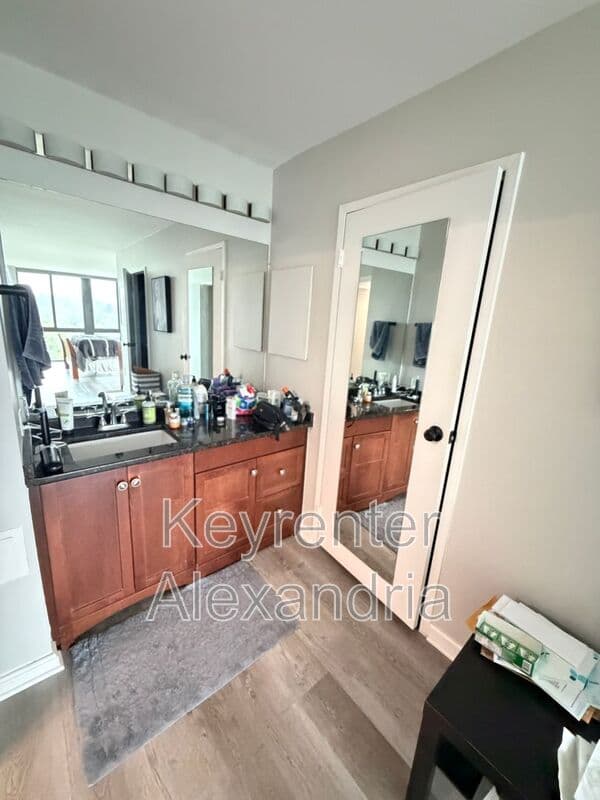 Alexandria House: 5300 Holmes Run Parkway
