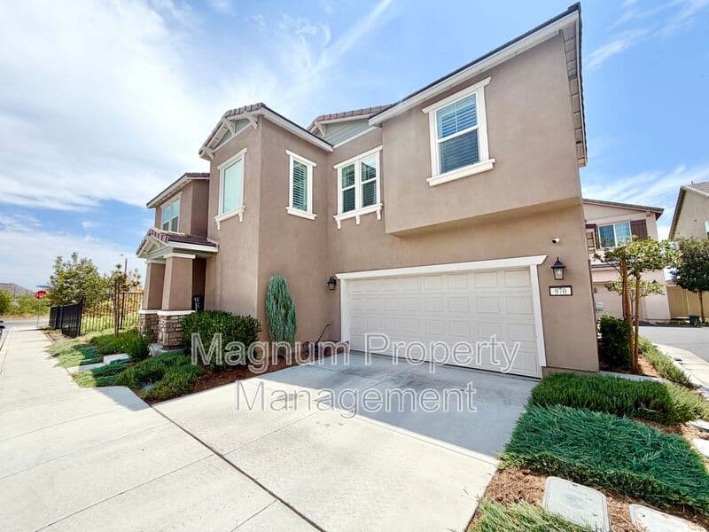 Lake Elsinore House: 970 Helena Ridge