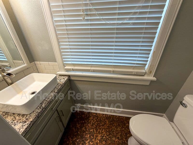 Springfield House: 1460 E Grand St