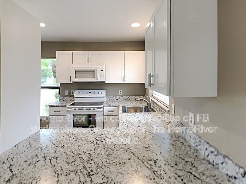Kissimmee Townhome: 565 Hunter Cir