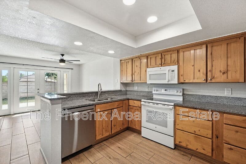 Chandler House: 1115 W Estrella Dr
