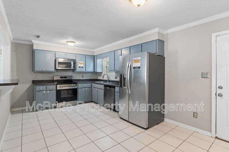Augusta House: 4009 Royal Oaks Court